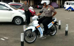 Hebat, Polisi Ini Cuma Pakai Satu Tangan untuk Ujian Praktik SIM C