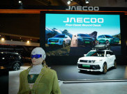 Robot Humanoid AiMOGA Sambut Pengunjung Booth Jaecoo di IIMS 2026
