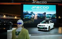 Robot Humanoid AiMOGA Sambut Pengunjung Booth Jaecoo di IIMS 2026
