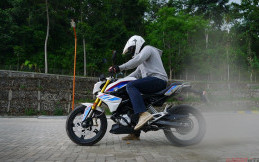 Test Ride - Asyiknya BMW G310R ke Mega Mendung