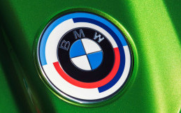 Rayakan Momen 50 Tahun, BMW Hadirkan Emblem Bernuansa Retro