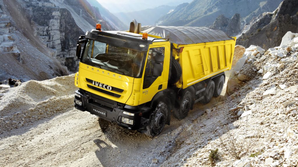 Menjinakkan Raksasa Puluhan Ton, Simak Strategi Aman Mengemudi Truk Heavy Duty di Medan Ekstrim