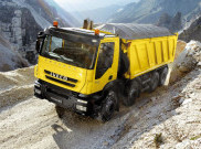 Menjinakkan Raksasa Puluhan Ton, Simak Strategi Aman Mengemudi Truk Heavy Duty di Medan Ekstrim