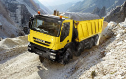 Menjinakkan Raksasa Puluhan Ton, Simak Strategi Aman Mengemudi Truk Heavy Duty di Medan Ekstrim