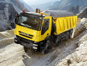 Menjinakkan Raksasa Puluhan Ton, Simak Strategi Aman Mengemudi Truk Heavy Duty di Medan Ekstrim