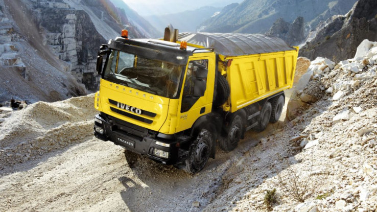 Menjinakkan Raksasa Puluhan Ton, Simak Strategi Aman Mengemudi Truk Heavy Duty di Medan Ekstrim