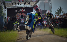 Video Lucu Polisi Sempoyongan Usai Diajak Freestyle