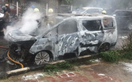 Toyota Alphard Terbakar di Kawasan Elit Pondok Indah