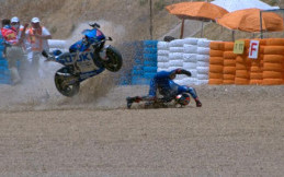 Alex Rins Terpental dari Suzuki GSX-RR saat Kualifikasi