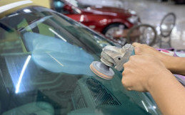 Membersihkan Kaca Mobil Ada Beberapa Tahap, Caranya Gampang dan Jangan Gunakan Kain Kasar Sob!