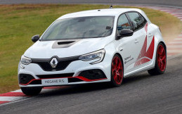 Renault Megane RS Trophy-R Berhasil Pecahkan Rekor di Sirkuit Suzuka
