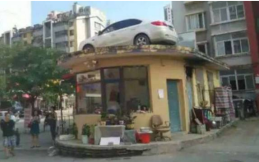Lucu, Mobil Sedan Ini Terparkir di Atas Loteng