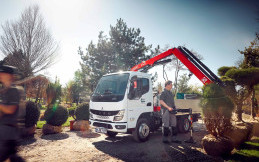 Aplikasi Karoseri Terbaru Pada Mitsubishi Fuso eCanter, Truk Flatbed Dilengkapi Crane