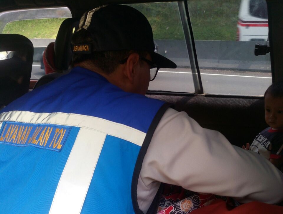 Ibu-ibu melahirkan di jalan tol