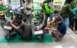Komunitas Gila Motor Berbagi Makanan Buka Puasa Kepada Mekanik