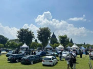 Pecinta Otomotif Riuhkan Mobil Modifikasi di Candi Prambanan