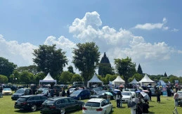 Pecinta Otomotif Riuhkan Mobil Modifikasi di Candi Prambanan
