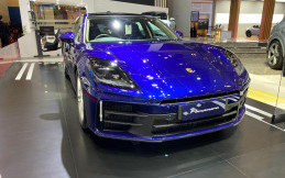 Porsche Panamera dan Taycan Anyar Resmi Melantai di Surabaya