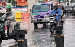 Jangan Salah Pakai, Ini Alasan Jas Hujan Model Ponco Berbahaya Bagi Bikers