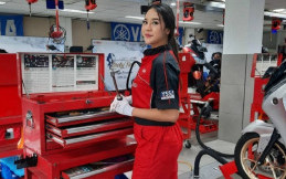 Anya Geraldine Pakai Baju Mekanik Bawa Perkakas, Ngapain Ya? 