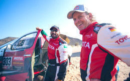 Dakar 2021 - Stage 10: Edan, Toyota Hilux Finis 3 Roda dan Menang!