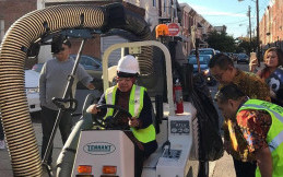 Wali Kota Surabaya Tri Rismaharini Kendarai Mobil Penyapu Jalan di AS