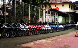 Berdedikasi, Satpam SMA Rapikan Parkir Motor Sesuai Warna