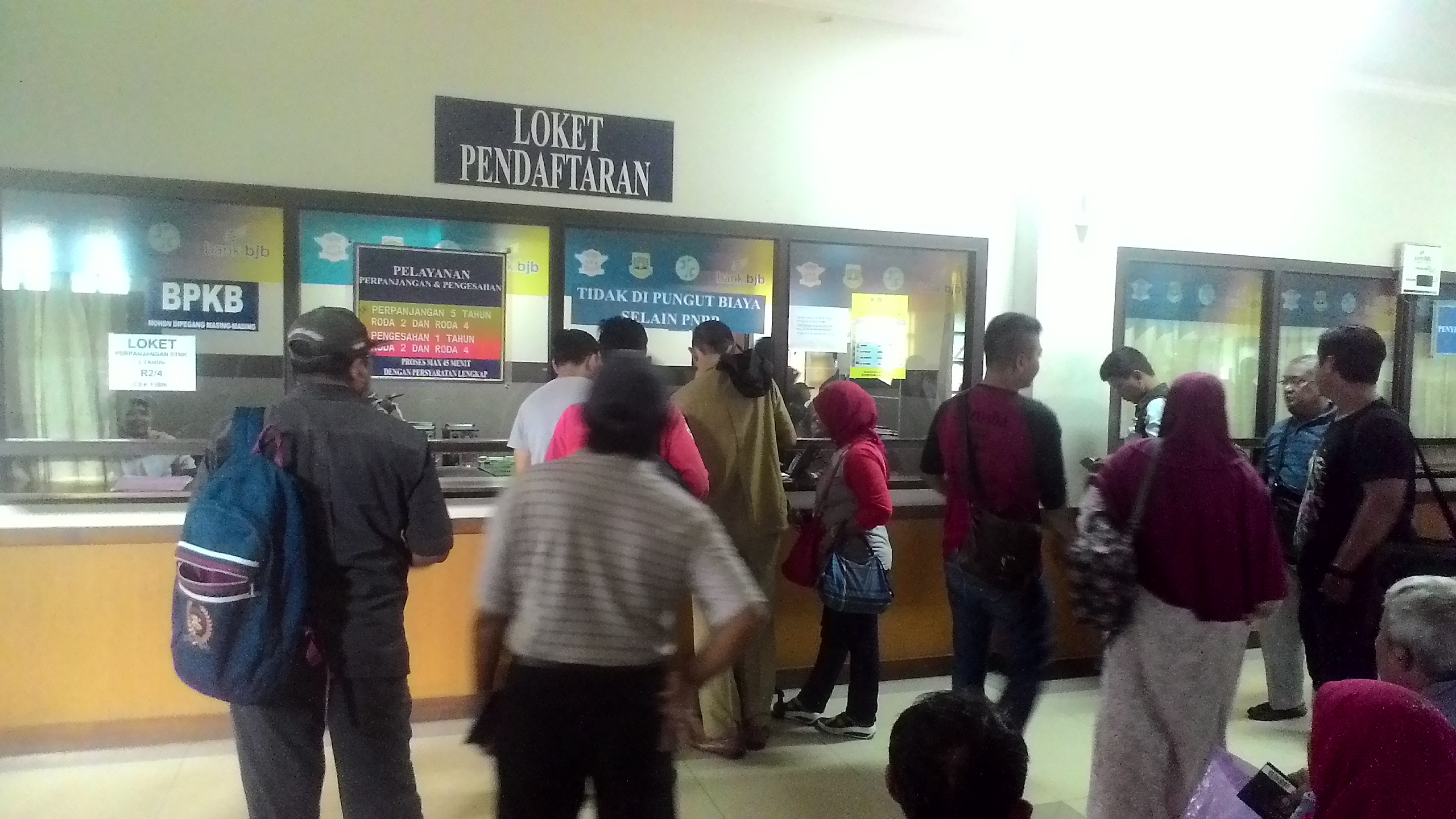 Samsat Bersama Tangsel Dipadati Warga Urus Pajak dan STNK