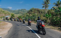 Lihat Kegiatan 12 Artis Tim Enduro Motorbaik Adventure 2019 di NTT
