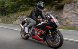Tampil Unik, Aprilia RSV4 Ini Menggunakan Bodi RS250 