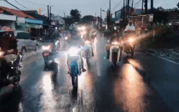 Komunitas Motor Klasik Tangerang Bagikan Makanan untuk Buka Puasa