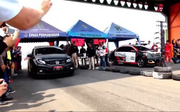 Walikota Surabaya Risma Ketakutan Jajal Balap Mobil Drag Race