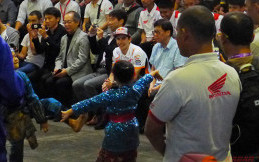 Marc Marquez Main Angklung bareng Komunitas Honda di Bandung