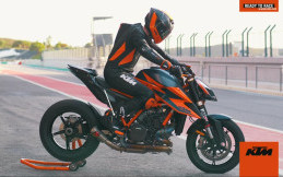 KTM Rilis Koleksi Perlengkapan Balap Baru