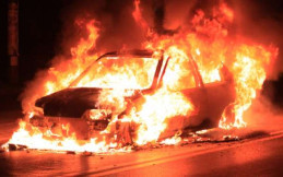 Bakar Mobil, Cara Warga Prancis Rayakan Tahun Baru