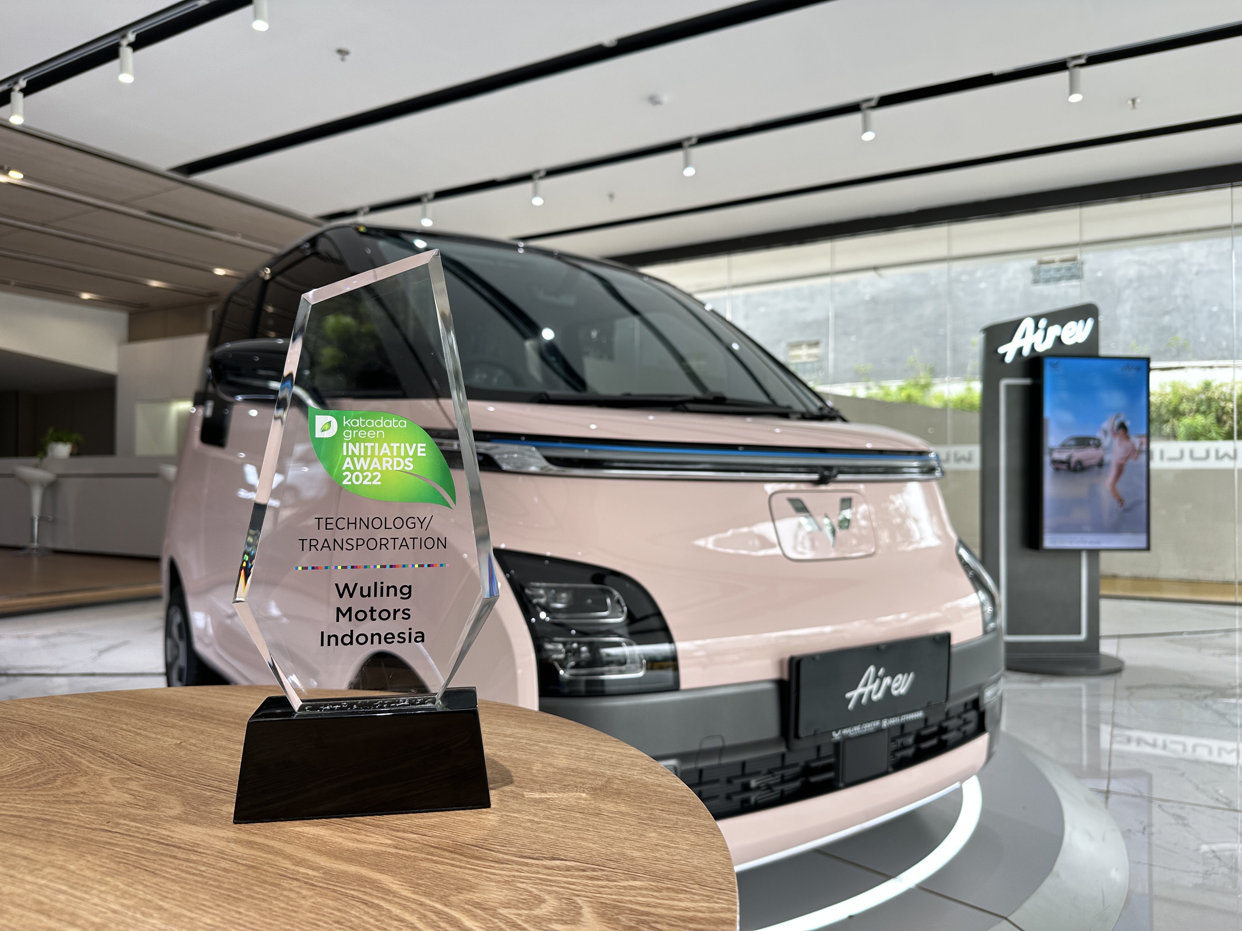 Wuling Air ev Raih Penghargaan Kategori Teknologi dan Transportasi