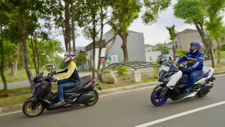 Berkendara Sambil Merokok Terancam Hukuman Pencabutan SIM