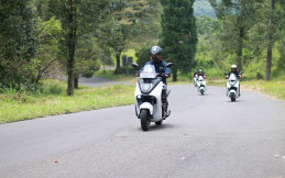 Mau Coba Sensasi Kendarai Motor Listrik Yamaha E01? Berikut Caranya