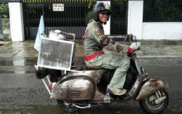 Bahan Bakar dari Sampah Plastik, Pria Ini Naik Vespa Jakarta-Bali