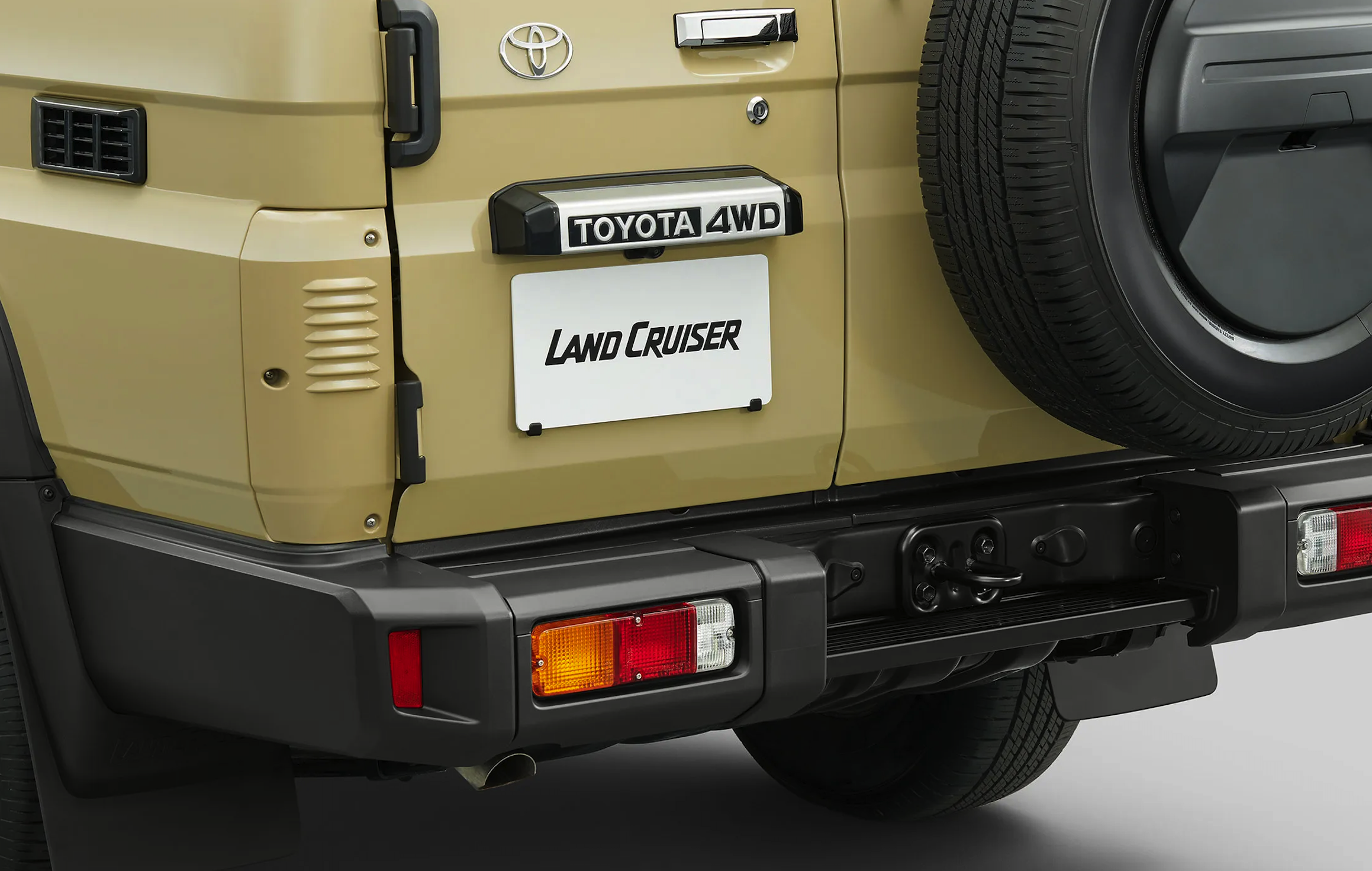 Lampu Belakang Toyota Land Cruiser 70 Jepang Sengaja Ditutup, Ternyata Ini Alasannya