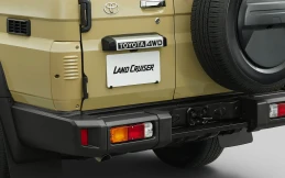 Lampu Belakang Toyota Land Cruiser 70 Jepang Sengaja Ditutup, Ternyata Ini Alasannya
