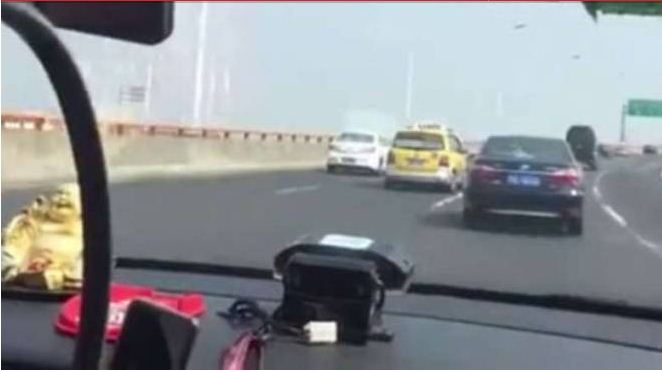Gila Dalam 2 Menit, Supir Taksi Ini Salip 50 Mobil