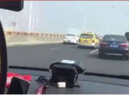 Gila Dalam 2 Menit, Supir Taksi Ini Salip 50 Mobil