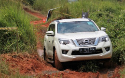 Test Drive Nissan Terra - Menguji SUV Pesaing Pajero Sport dan Fortuner di Pagedangan