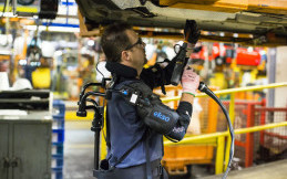 Ford Ciptakan Alat Bantu untuk Kurangi Risiko Pekerja Mengalami Cedera