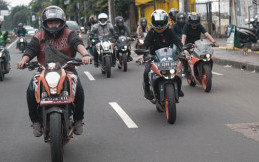 KTM Owners Community Indonesia Beri Bantuan Kepada Korban Banjir 2020