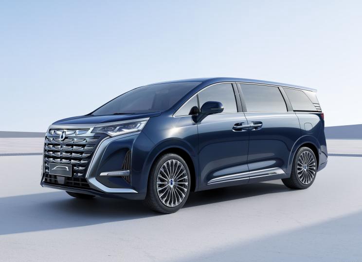 Denza D9 Mobil Elektrik Mirip Toyota Alphard