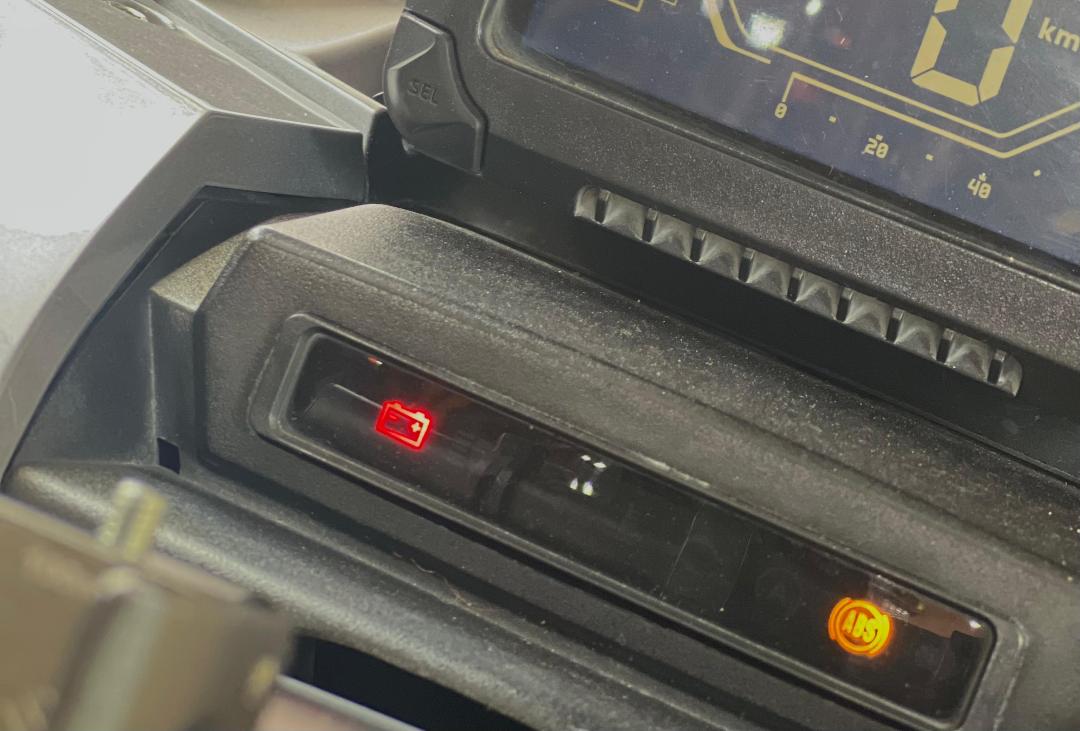 Lampu Indikator Aki Motor Terus Menyala, Ini Penyebabnya