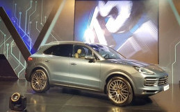 2 SUV Porsche Cayenne Meluncur di Indonesia