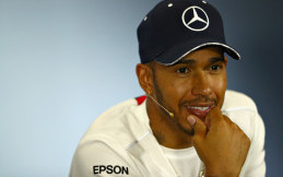 Hamilton Resmi Teken Kontrak Baru di Mercedes